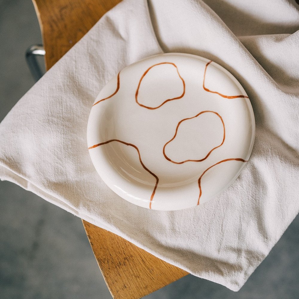 Тарелка‑бублик с линиями