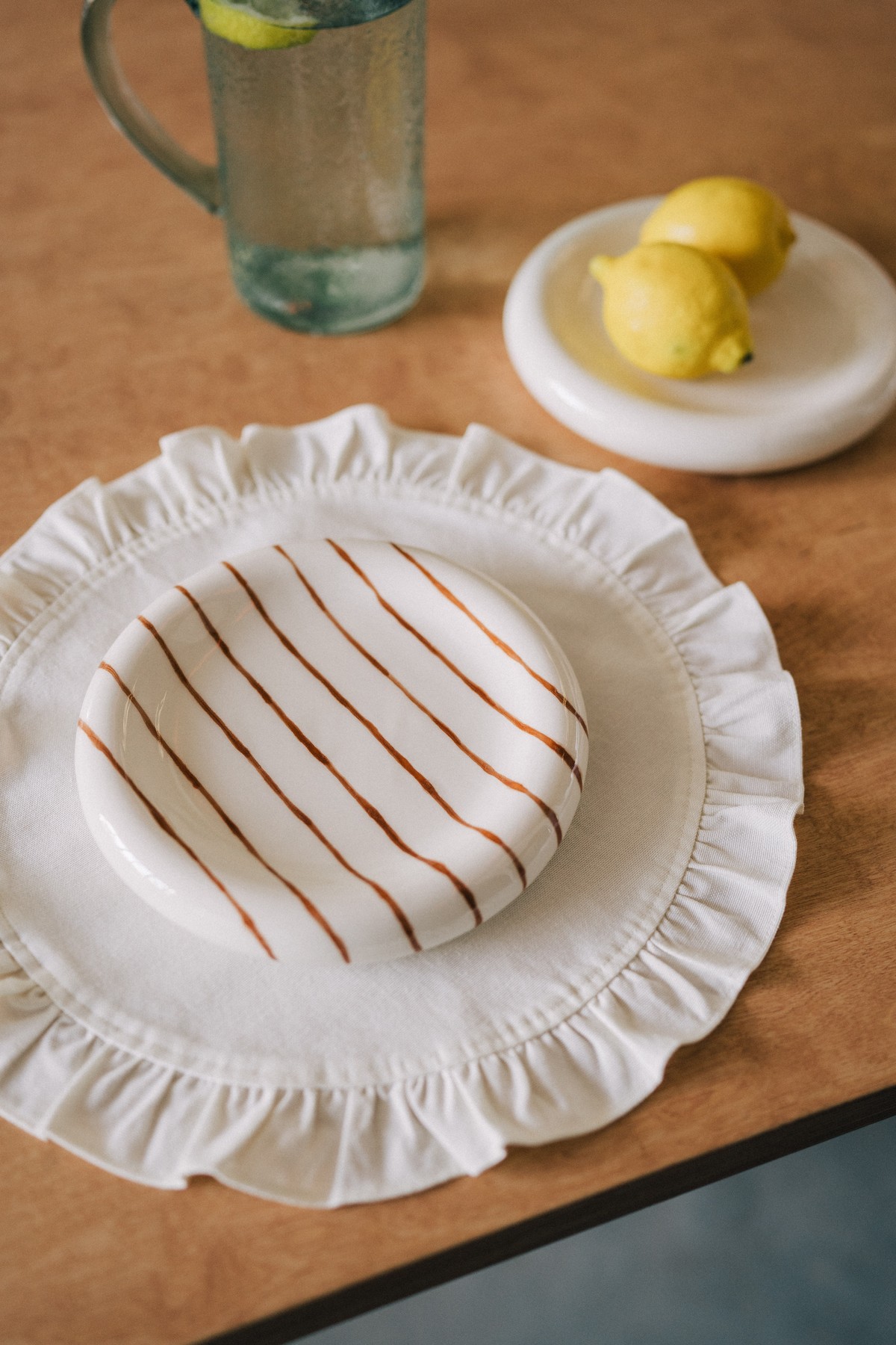 Тарелка‑бублик в полоску