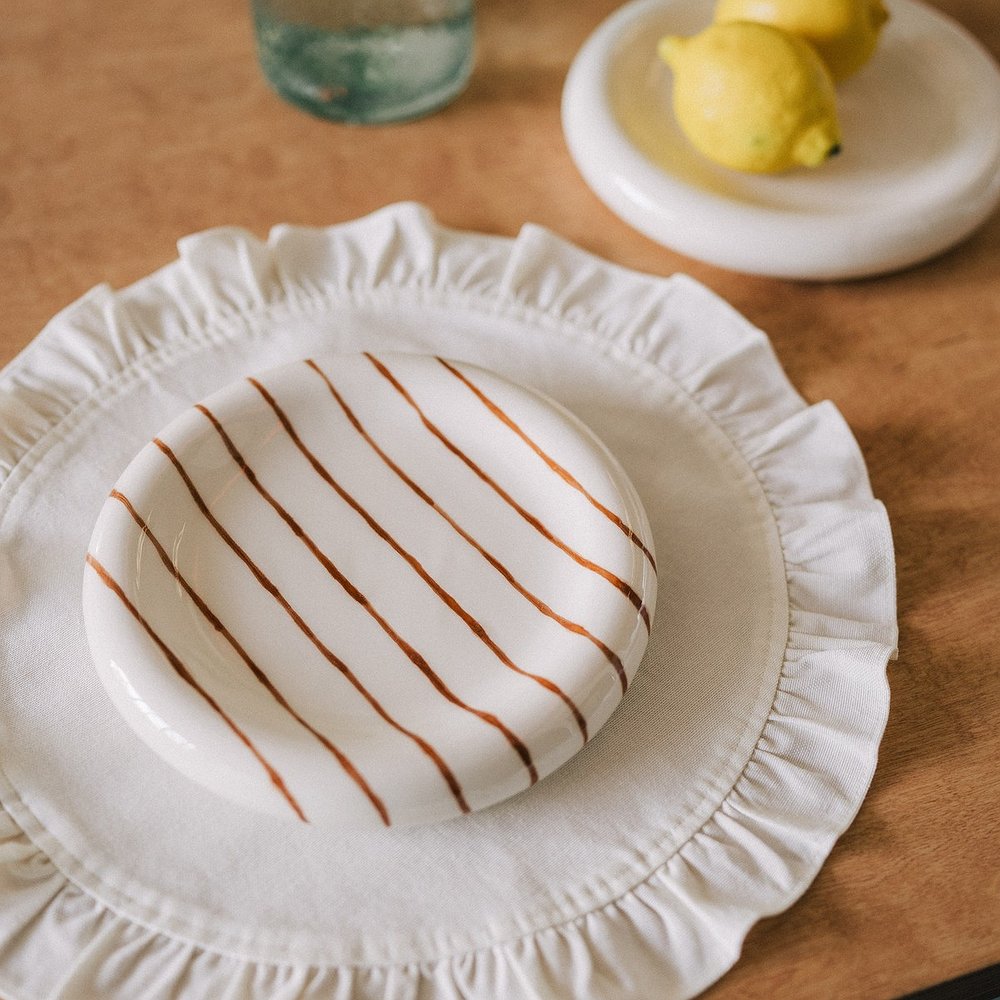 Тарелка‑бублик в полоску