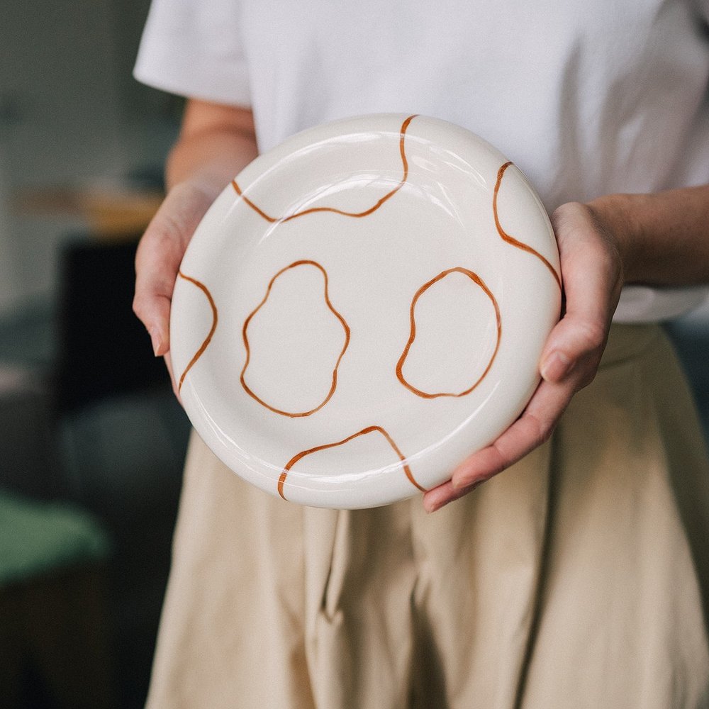 Тарелка‑бублик с линиями