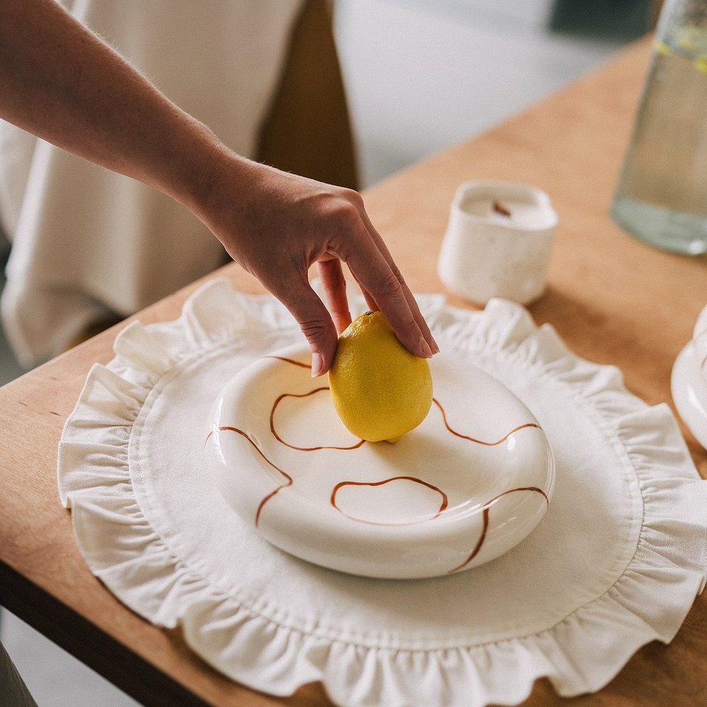 Тарелка‑бублик с линиями