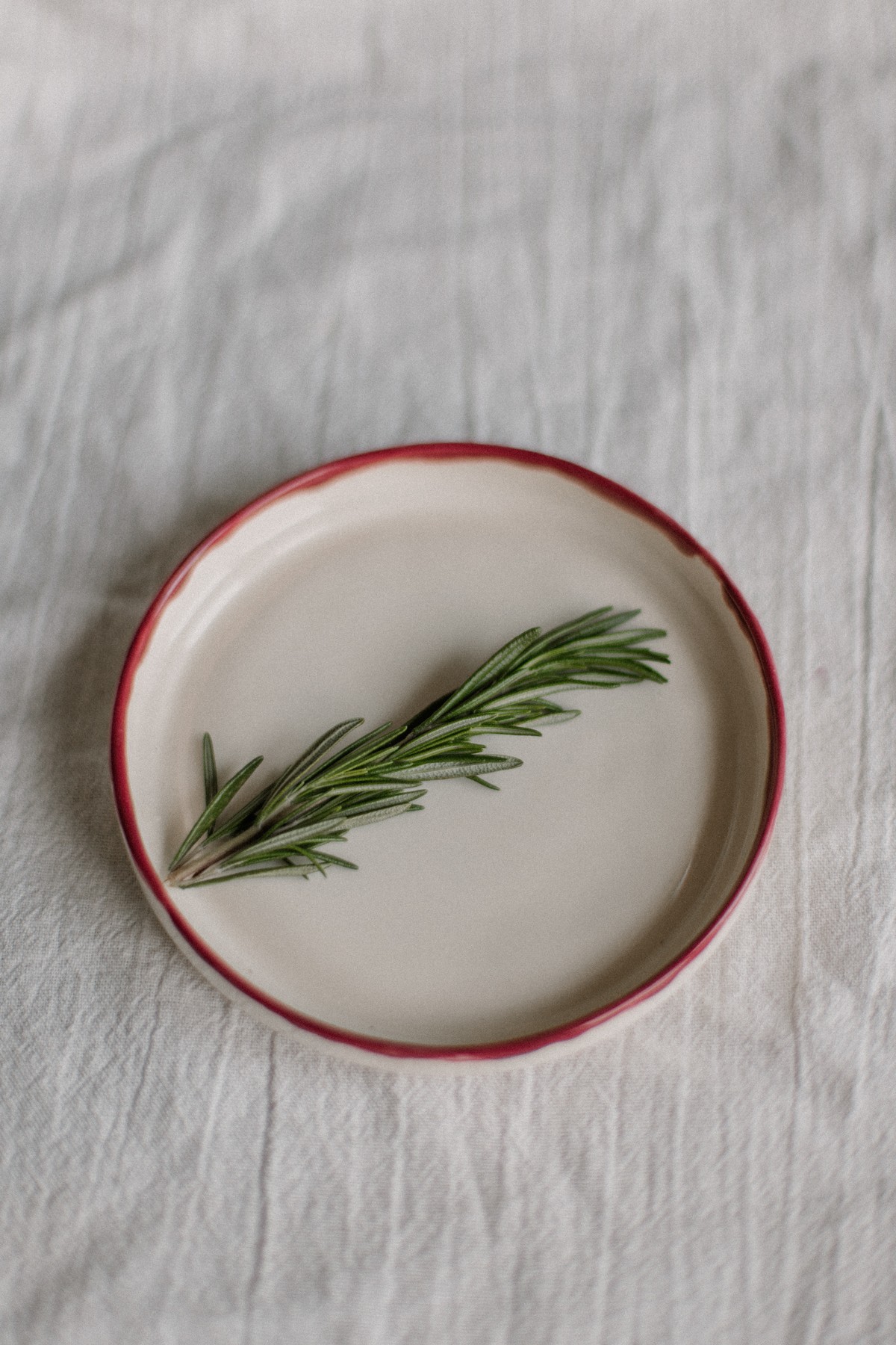 блюдце с кантом бургундия