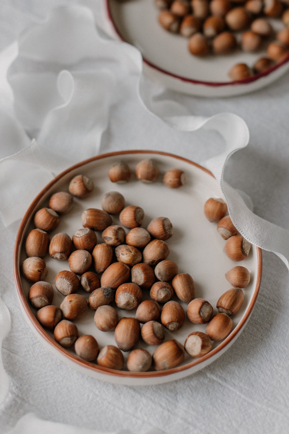 блюдце с коричневым кантом