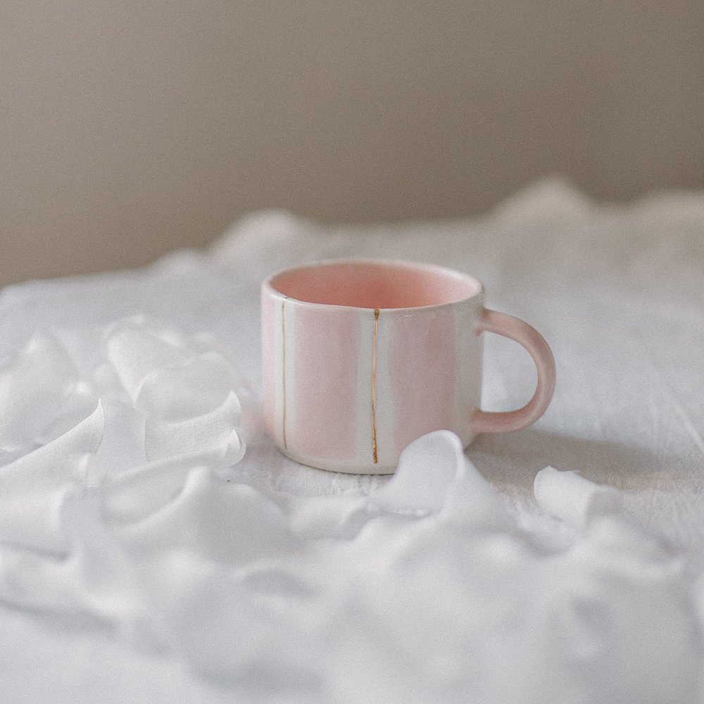 Кружка розовая с золотом